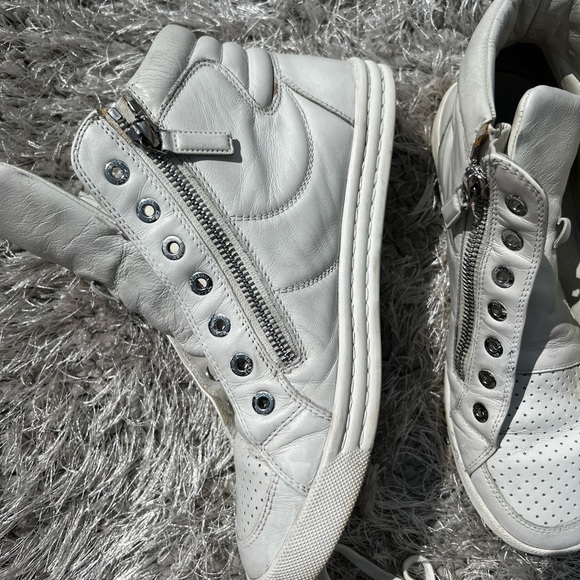 CHANEL ANKLE SNEAKERS - Picture 5 of 10